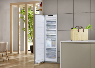 Grazie alla funzione ActiveDoor lo sportello del congelatore da incasso FNS 7794 D L di Miele
si apre non solo usando la classica maniglia ma anche con un leggero tocco. No Frost, ha i cassetti spostabili per consentire la sistemazione di alimenti di grosse dimensioni. Gestibile anche da App, ha Ice-Maker per produrre cubetti di ghiaccio. In classe D, ha autonomia di conservazione in caso di guasto di 9 ore. Misura L 56 x P 55 x H 177 cm. Prezzo 4.499 euro. www.miele.it