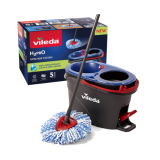 Vildea propone, tra le sue ultime novità, un validissimo alleato per le pulizie mirate e veloci. Si tratta di H2PrO Spinmop, dotato di un secchio e di un manico con piastra triangolare. Il nuovo meccanismo di pulizia prevede un serbatoio removibile per l’acqua pulita, mentre l’acqua sporca finisce nel secchio quando si strizza il fiocco, senza sforzo, con il pedale.  https://www.vileda.it/