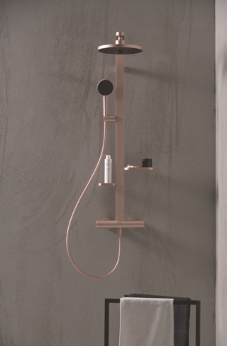 I sistemi doccia Alu+ di Ideal Standard hanno profini netti e geometrici che uniscono il rigore architettonico e un tocco di giocosa eleganza. La collezione si distingue per una palette materica di finiture soft-touch a bassa lucentezza, tra cui il Nero seta, il Silver e il sofisticato Rosé, che valorizza superfici e geometrie. www.idealstandard.it Foto Carlo William Rossi + Fabio Mureddu