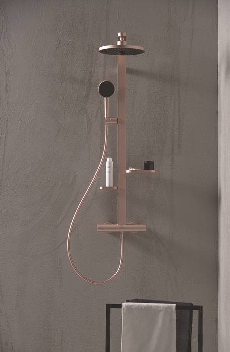 I sistemi doccia Alu+ di Ideal Standard hanno profini netti e geometrici che uniscono il rigore architettonico e un tocco di giocosa eleganza. La collezione si distingue per una palette materica di finiture soft-touch a bassa lucentezza, tra cui il Nero seta, il Silver e il sofisticato Rosé, che valorizza superfici e geometrie. www.idealstandard.it Foto Carlo William Rossi + Fabio Mureddu