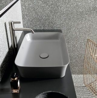Il lavabo Ipalyss della Atelier Collection di Ideal Standard reinterpreta l’essenza della ceramica in una sensazione di leggerezza fluttuante. Grazie alla tecnologia Diamatec®, i lavabi hanno spessori ultra-sottili ma molto resistenti, unendo leggerezza visiva e durabilità. Le forme evocano un’eleganza senza tempo, mentre la gamma cromatica offre tonalità raffinate tra cui il Cemento e il Nero Opaco. www.idealstandard.it