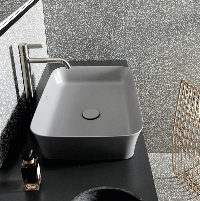 Il lavabo Ipalyss della Atelier Collection di Ideal Standard reinterpreta l’essenza della ceramica in una sensazione di leggerezza fluttuante. Grazie alla tecnologia Diamatec®, i lavabi hanno spessori ultra-sottili ma molto resistenti, unendo leggerezza visiva e durabilità. Le forme evocano un’eleganza senza tempo, mentre la gamma cromatica offre tonalità raffinate tra cui il Cemento e il Nero Opaco. www.idealstandard.it