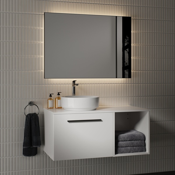i.life O di Ideal Standard ha forme morbide e linee fluide che avvolgono l’ambiente bagno in un’atmosfera di calore e armonia. Geometrie eleganti e leggere dialogano con qualsiasi stile d’arredo, creando equilibrio e continuità visiva. I lavabi da appoggio sono disponibili in versione rotonda e ovale. Si tratta di una rilettura contemporanea delle forme razionaliste del modernismo, dove design e comfort quotidiano si incontrano con naturalezza. www.idealstandard.it