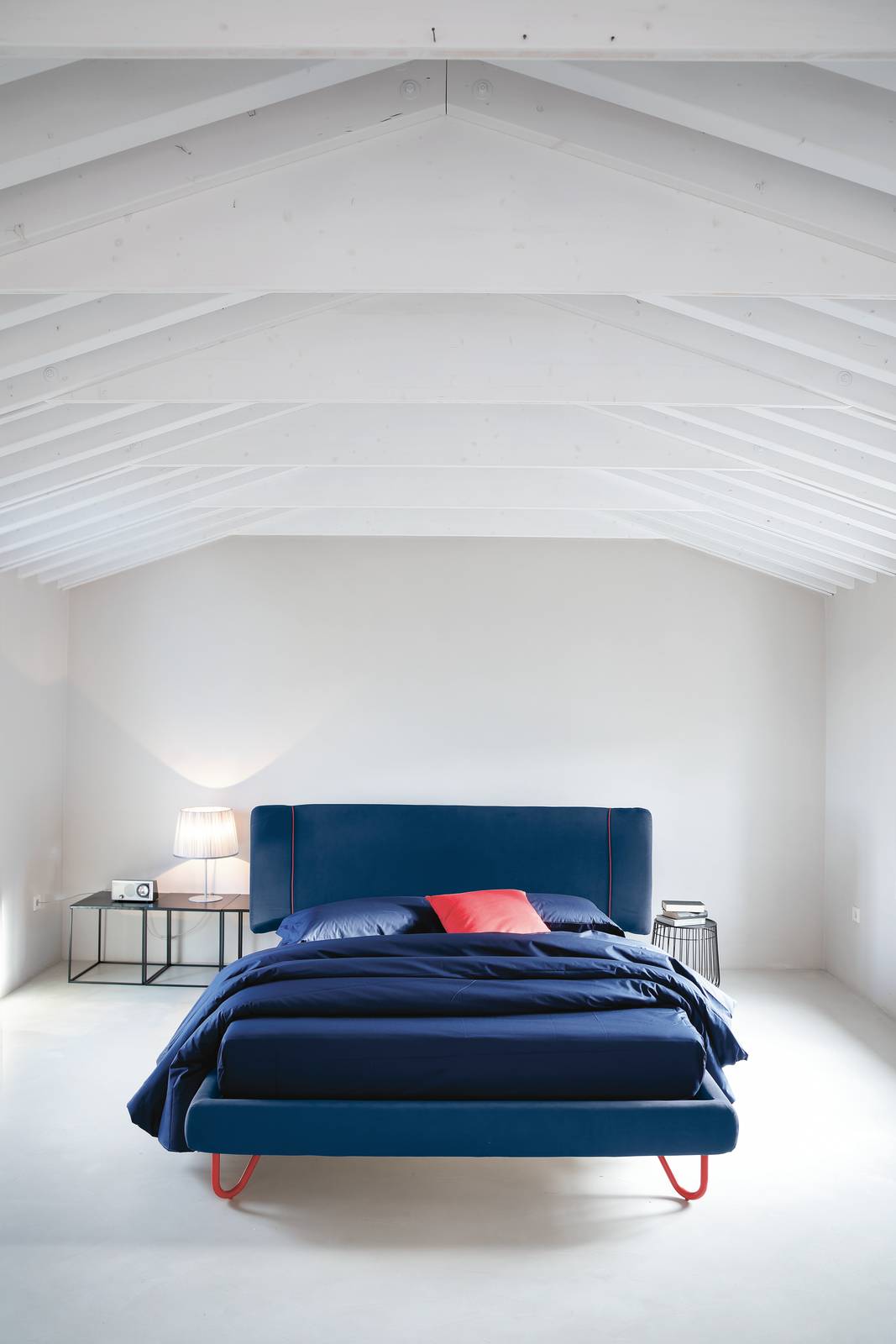 Letto imbottito blu navy Hugh Two di Noctis. https://www.noctis.it/it