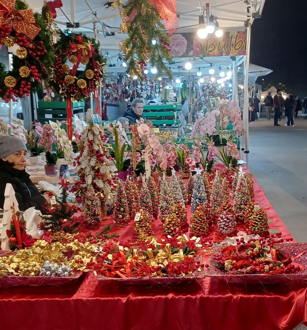 Dal 5 all'8 dicembre 2025 risplendono le luci dell’antica fiera degli “Oh Bej! Oh Bej!” a Milano, appuntamento immancabile nella settimana di Sant’Ambrogio per milanesi e turisti. Il mercatino si svolge nelle aree circostanti il Castello Sforzesco e Parco Sempione. Come da tradizione, si trovano bancarelle di artigianato locale, dolci, giocattoli, fiori, libri e stampe, ma anche miele e altre specialità locali. Anche quest’anno sono presenti i venditori di caldarroste e di "Firunatt" o "Firòn", le tradizionali castagne affumicate infilate in modo da formare lunghe "collane". È possibile anche incontrare i maestri del ferro battuto, rame e ottone. Tutti i giorni dalle 8.30 alle 21. www.yesmilano.it/eventi/tutti-gli-eventi/fiera-oh-bej-oh-bej