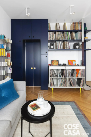 La parete attrezzata prosegue verso il soggiorno con mensole e una consolle per giradischi con vani per LP, mentre la nicchia d’angolo specchiata accompagna all’ingresso, dove gli ultimi moduli ospitano il guardaroba a due ante. Progetto: Flatwig Studio, www.flatwig.com - Foto: Cristina Galliena Bohman – Styling: Francesca Martinez La parete attrezzata prosegue verso il soggiorno con mensole e una consolle per giradischi con vani per LP, mentre la nicchia d’angolo specchiata accompagna all’ingresso, dove gli ultimi moduli ospitano il guardaroba a due ante. Progetto: Flatwig Studio, www.flatwig.com - Foto: Cristina Galliena Bohman – Styling: Francesca Martinez