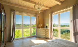 Le finestre in legno Seta 2.0 di Navello hanno elevate prestazioni di isolamento termico e sono adatte sia in contesti classici che contemporanei. Qui sono installate in una cascina dell'Ottocento nelle Langhe. www.navello.it