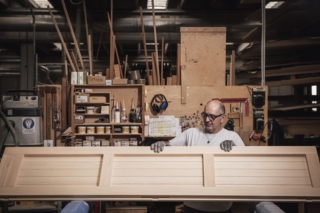 Le finestre in legno di Navello sono prodotte in modo industriale e tecnologicamente evoluto, ma il dna artigianale è rimasto. www.navello.it