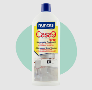 Casa9 Sgrassante Pavimenti Forte di Nuncas è un detergente particolarmente indicato per la pulizia profonda delle grandi superfici della casa. Rimuove facilmente anche i depositi di sporco più ostinati grazie all’azione combinata di detergenti e ammoniaca: scioglie il grasso ostinato e rimuove fuliggine, annerimenti da polvere e smog da mobili e rivestimenti in legno, metallo e laminati plastici. È igienizzante e può essere utilizzato anche quotidianamente per la pulizia dei pavimenti della cucina e del bagno. Prezzo 7,70 euro. https://nuncas.com/ Casa9 Sgrassante Pavimenti Forte di Nuncas è un detergente particolarmente indicato per la pulizia profonda delle grandi superfici della casa. Rimuove facilmente anche i depositi di sporco più ostinati grazie all’azione combinata di detergenti e ammoniaca: scioglie il grasso ostinato e rimuove fuliggine, annerimenti da polvere e smog da mobili e rivestimenti in legno, metallo e laminati plastici. È igienizzante e può essere utilizzato anche quotidianamente per la pulizia dei pavimenti della cucina e del bagno. Prezzo 7,70 euro. https://nuncas.com/