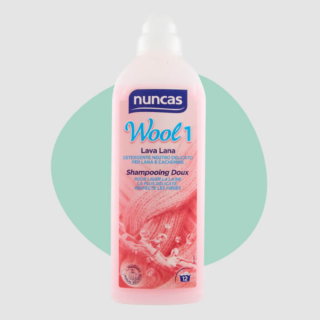 Wool 1 è un prodotto delicato, che si può usare su fibre pregiate, come il cashmere. Rimuove lo sporco già a basse temperature, previene il restringimento e garantisce ai capi lunga vita. Si può usare per l'ammollo in acqua fredda. https://nuncas.com/