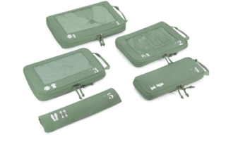 Sono cinque i pezzi del set di organizer da valigia salvaspazio a compressione di Ecohub, adatti per riporre diversi tipi di indumenti: una borsa grande per il cappotto, due borse di medie dimensioni per top e pantaloni, una per la biancheria intima e una per le scarpe. Il design a compressione consente di risparmiare spazio all'interno del bagaglio grazie alla pressione dell'aria e alla chiusura a zip. Prezzo 36,99 euro. www.amazon.it Sono cinque i pezzi del set di organizer da valigia salvaspazio a compressione di Ecohub, adatti per riporre diversi tipi di indumenti: una borsa grande per il cappotto, due borse di medie dimensioni per top e pantaloni, una per la biancheria intima e una per le scarpe. Il design a compressione consente di risparmiare spazio all'interno del bagaglio grazie alla pressione dell'aria e alla chiusura a zip. Prezzo 36,99 euro. www.amazon.it