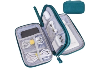Teskyer pensa anche ai cavi con un organizer dedicato a loro. Ha ha 6 tasche in rete, 2 scomparti, con elastici che possono essere fissati meglio, tasche di diverse dimensioni possono aiutare a organizzare meglio cavi dati, caricabatterie e altri accessori. Le sue dimensioni compatte consentono di inserirlo in zaini e valigie. Prezzo 12,99 euro. www.amazon.it Teskyer pensa anche ai cavi con un organizer dedicato a loro. Ha ha 6 tasche in rete, 2 scomparti, con elastici che possono essere fissati meglio, tasche di diverse dimensioni possono aiutare a organizzare meglio cavi dati, caricabatterie e altri accessori. Le sue dimensioni compatte consentono di inserirlo in zaini e valigie. Prezzo 12,99 euro. www.amazon.it