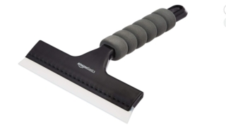 Il tergivetro di Amazon Basics è utile per pulire non solo le finestre, ma anche specchi, vetri dell'auto, piastrelle, superfici della doccia e altro. Rimuove perfettamente l’acqua per un risultato a prova di rumore e di striature. Ha un'impugnatura removibile anti-scivolo per una presa stabile e comoda. Prezzo 13,49 euro. www.amazon.it Il tergivetro di Amazon Basics è utile per pulire non solo le finestre, ma anche specchi, vetri dell'auto, piastrelle, superfici della doccia e altro. Rimuove perfettamente l’acqua per un risultato a prova di rumore e di striature. Ha un'impugnatura removibile anti-scivolo per una presa stabile e comoda. Prezzo 13,49 euro. www.amazon.it