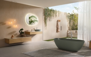 Con un design ispirato alle gocce di rugiada, Antao di Villeroy & Boch porta l’essenza della natura nel bagno. Curve asimmetriche e organiche definiscono un’estetica fluida e raffinata. Il lavabo a forma di goccia è realizzato in TitanCeram, materiale che ne enfatizza la leggerezza visiva. I mobili sono realizzati in legno o con superfici materiche e dialogano in armonia con i volumi ceramici e le rubinetterie coordinate. La vasca freestanding in Quaryl® offre un’esperienza rilassante grazie al sistema SilentFlow, che la riempie con discrezione. www.villeroy-boch.it