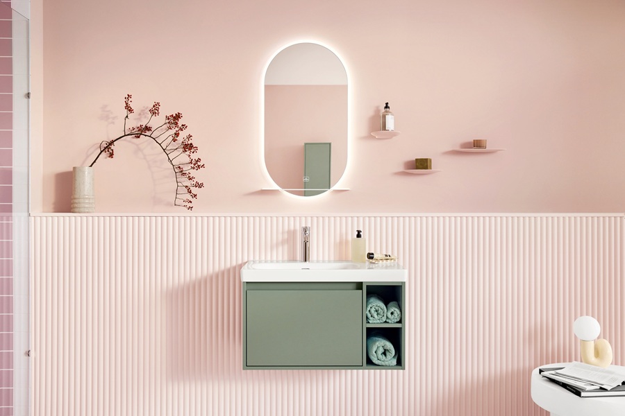 La collezione bagno Skyla di Villeroy & Boch ha un design contemporaneo che unisce linee morbide e profili definiti. Premiata con il Red Dot Design Award 2025, interpreta con naturalezza stili diversi, dallo scandi al boho, offrendo soluzioni versatili e raffinate che trasformano il colore in un vero linguaggio progettuale. Otto le finiture dei mobili, dal classico Brilliant White al delicato Soft Green, al caldo Nordic Oak, pensate per valorizzare superfici e geometrie con eleganza e personalità. www.villeroy-boch.it