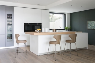 La cucina bianca di Villa Arà ben si abbina al parquet della collezione Dream di Woodco, con finitura Rovere Canapa. Foto Paolo Riolzi La cucina bianca di Villa Arà ben si abbina al parquet della collezione Dream di Woodco, con finitura Rovere Canapa. Foto Paolo Riolzi