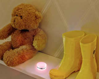 Portatile, Smart Macaron di Ledvance ha un elegante e spiritoso design ispirato ai gustosi dolcetti. Fonde suono e luce, funzionando come altoparlante wireless e offrendo milioni di colori per creare l'atmosfera. Grazie al sensore giroscopico integrato, non è necessaria alcuna app per il controllo istantaneo di colori e suoni: basta inclinarlo, toccarlo o trasformarlo. Prezzo: 24,90 euro. www.ledvance.com