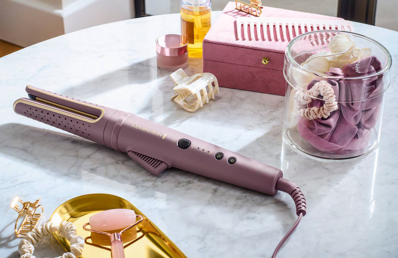 Farsi i ricci con l’arricciacapelli CI8930 della linea AIRvive™ di Remington è veramente facile e veloce. Pensato per ridurre i movimenti rotatori del polso e il rischio che i capelli si aggroviglino, ha una base rotante progettata per replicare il movimento necessario ad arricciare con la piastra. Si può scegliere di selezionare il movimento a sinistra o a destra e funziona con tecnologia ad aria ionica che aiuta ad eliminare la staticità e raffredda i capelli per fissare i ricci e renderli duraturi. Prezzo 129,90 euro. www.remington.it