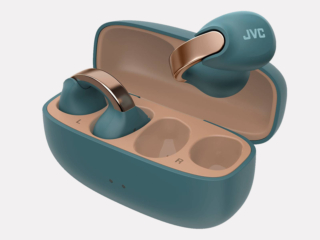 Eleganti, leggeri e perfettamente aderenti, gli auricolari HA-NP1T di Jvc offrono un suono chiaro e bilanciato con Bluetooth 5.3 stabile e un’autonomia complessiva di 24 ore. L’innovativo design clip-on garantisce massimo comfort anche dopo molte ore, mentre la possibilità di usare un solo auricolare li rende ideali per chi alterna musica e conversazioni. Prezzo 129,99 euro. www.it.jvc.com