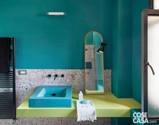 bagno-con-lavabo-e-parete-azzurra