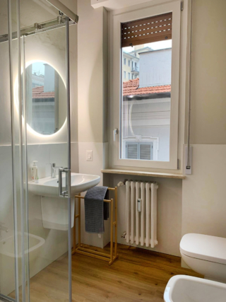 Il bagno rinnovato appare oggi luminoso ed equilibrato. A parete, sopra la boiserie di piastrelle, la pittura è in un delicato grigio chiaro. Le piastrelle sono Oyster di Tecnomat, codice 25036713, prezzo indicativo 24,90 euro/mq + IVA. Sanitari e lavabo sono di Ideal Standard, mentre la rubinetteria è firmata Nobili. Portasciugamani in bambù di Ikea.