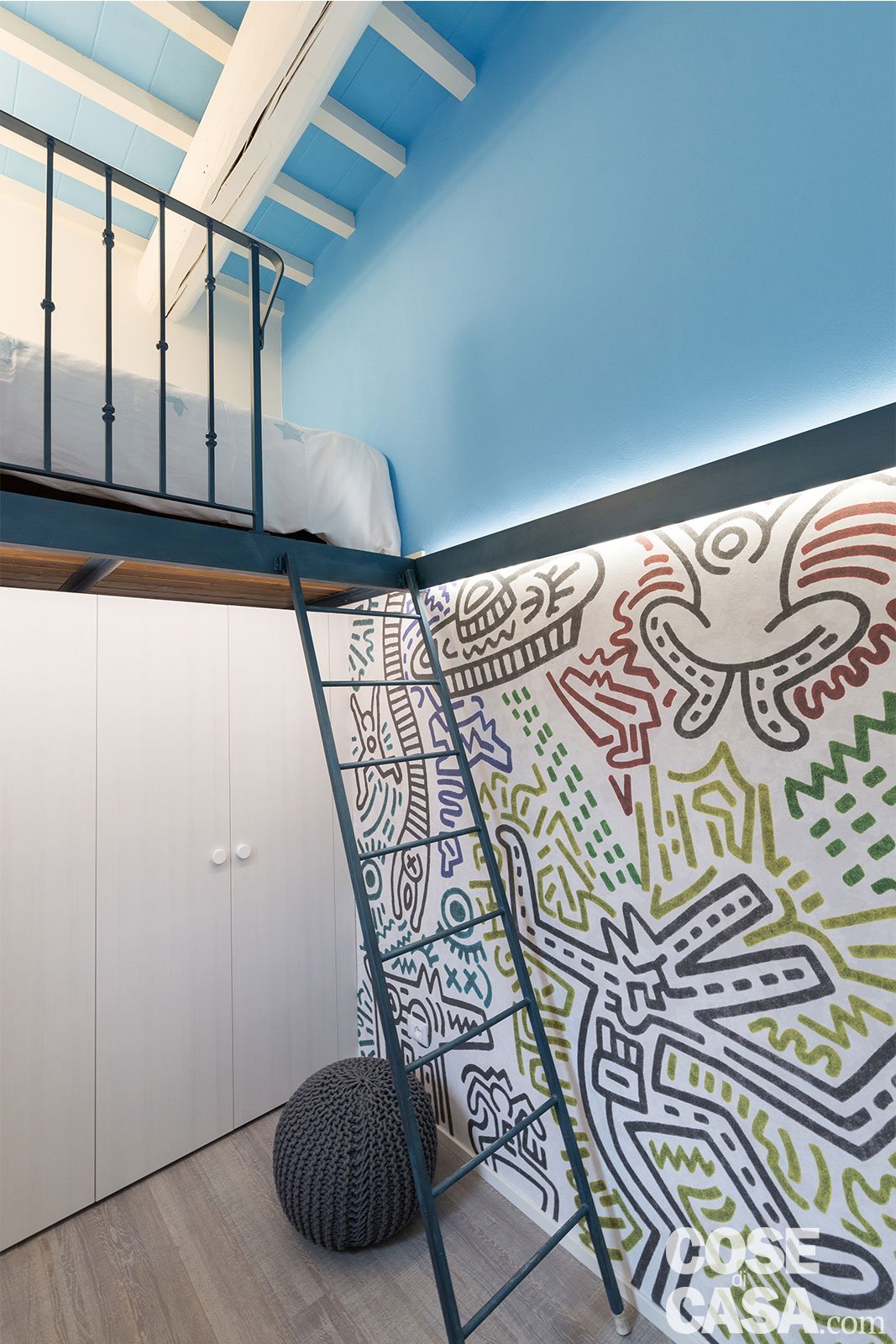 In questa camera il soppalco sfrutta la doppia altezza ospitando il letto singolo, accessibile tramite una scaletta in metallo e protetto da una ringhiera dello stesso materiale.
Nella parte inferiore è stato realizzato un grande armadio che altrimenti non avrebbe avuto spazio sufficiente.
Progetto B+P architetti Pierluigi Percoco e Alessia Bettazzi, www.bettazzipercoco.com - Foto Darragh Hehir In questa camera il soppalco sfrutta la doppia altezza ospitando il letto singolo, accessibile tramite una scaletta in metallo e protetto da una ringhiera dello stesso materiale.
Nella parte inferiore è stato realizzato un grande armadio che altrimenti non avrebbe avuto spazio sufficiente.
Progetto B+P architetti Pierluigi Percoco e Alessia Bettazzi, www.bettazzipercoco.com - Foto Darragh Hehir