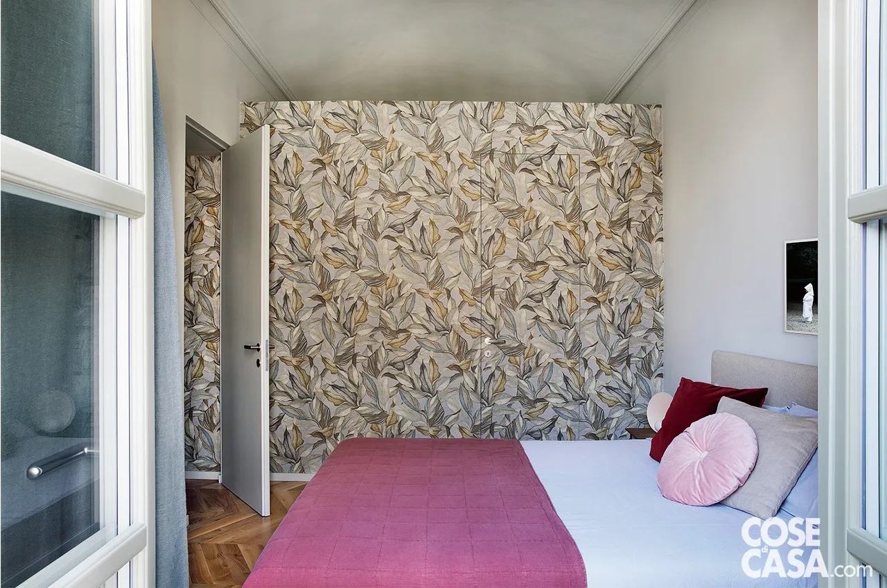 Nella camera matrimoniale con parete della cabina armadio tappezzata e letto tessile neutro il ciclamino è usato per il copriletto, usato solo nella parte terminale del letto. Progetto: Studio Hom Architetti, architetti Stefania De Paola, Roberta Massetti, Sabrina Saldo con Ottavia Giannone, Torino, Tel. 011/2871079 – https://www.homarchitetti.com. Foto: Barbara Corsico. Nella camera matrimoniale con parete della cabina armadio tappezzata e letto tessile neutro il ciclamino è usato per il copriletto, usato solo nella parte terminale del letto. Progetto: Studio Hom Architetti, architetti Stefania De Paola, Roberta Massetti, Sabrina Saldo con Ottavia Giannone, Torino, Tel. 011/2871079 – https://www.homarchitetti.com. Foto: Barbara Corsico.