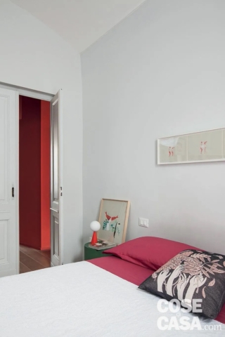 Nella camera matrimoniale, le lenzuola e le federe ciclamino sono - insieme al comodino verde - gli unici elementi colorati della stanza quasi totalmente bianca. Progetto: arch. Unduo architects, arch. Angela Tomasello e arch. Paolo Del Ponte, Torino – https://www.unduo.it. Foto: Cristina Galliena Bohman. Styling: Laura Mauceri. Nella camera matrimoniale, le lenzuola e le federe ciclamino sono - insieme al comodino verde - gli unici elementi colorati della stanza quasi totalmente bianca. Progetto: arch. Unduo architects, arch. Angela Tomasello e arch. Paolo Del Ponte, Torino – https://www.unduo.it. Foto: Cristina Galliena Bohman. Styling: Laura Mauceri.