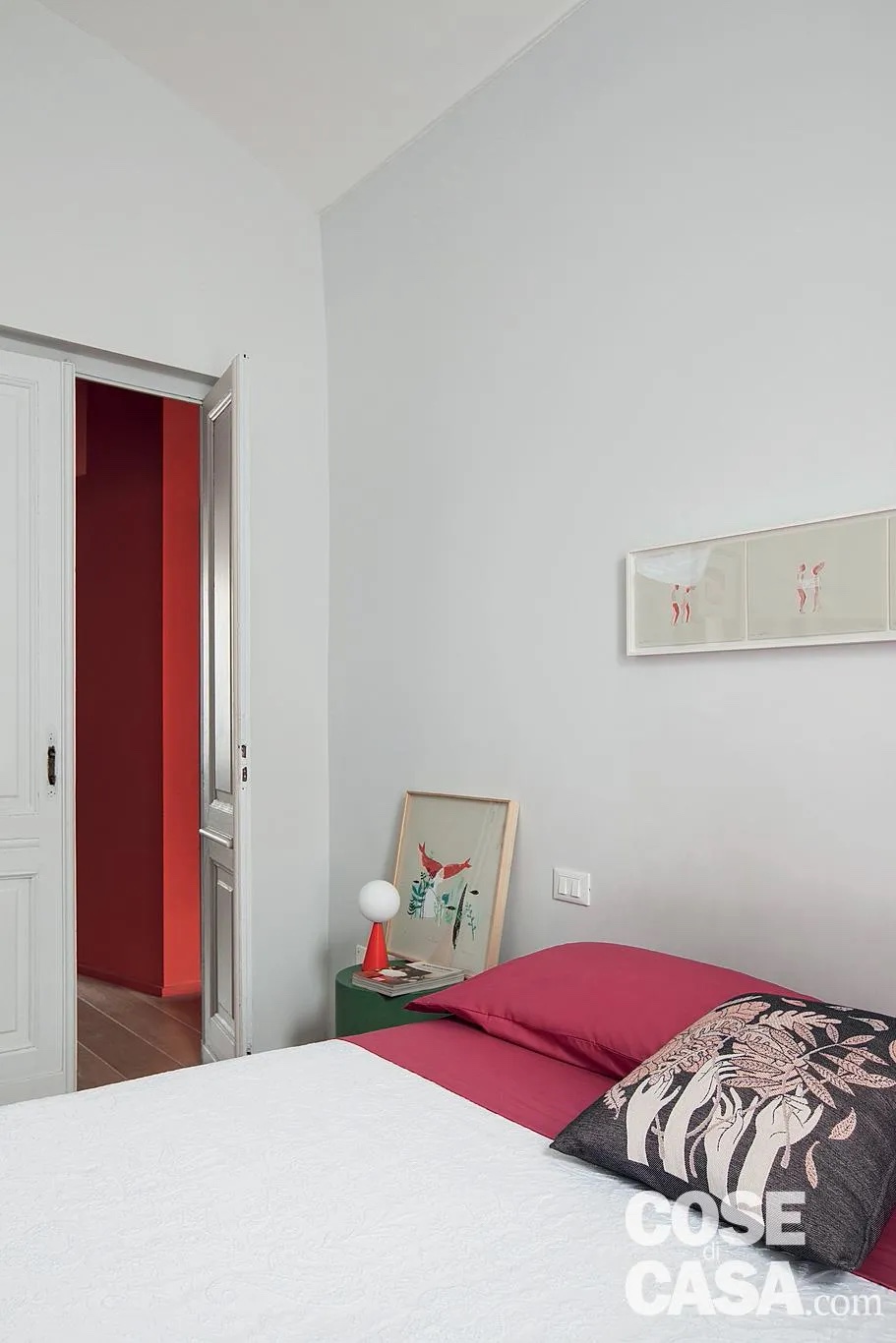Nella camera matrimoniale, le lenzuola e le federe ciclamino sono - insieme al comodino verde - gli unici elementi colorati della stanza quasi totalmente bianca. Progetto: arch. Unduo architects, arch. Angela Tomasello e arch. Paolo Del Ponte, Torino – https://www.unduo.it. Foto: Cristina Galliena Bohman. Styling: Laura Mauceri. Nella camera matrimoniale, le lenzuola e le federe ciclamino sono - insieme al comodino verde - gli unici elementi colorati della stanza quasi totalmente bianca. Progetto: arch. Unduo architects, arch. Angela Tomasello e arch. Paolo Del Ponte, Torino – https://www.unduo.it. Foto: Cristina Galliena Bohman. Styling: Laura Mauceri.