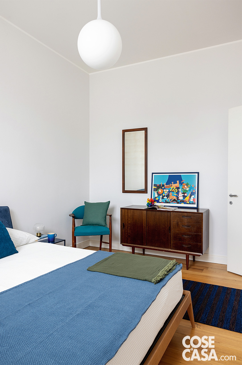 camera da letto con letto in legno