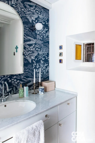 La carta da parati blu notte è disegnata dall’artista australiana Florence Broadhurst, acquistata da Silva Tessuti (www.silvatessuti.it) Progetto: Arch. Guia Bartolozzi, Milano, a.guiabartolozzi@gmail.com Foto: Giulio Oriani e Beatrice Vergani/Vega Mg La carta da parati blu notte è disegnata dall’artista australiana Florence Broadhurst, acquistata da Silva Tessuti (www.silvatessuti.it) Progetto: Arch. Guia Bartolozzi, Milano, a.guiabartolozzi@gmail.com Foto: Giulio Oriani e Beatrice Vergani/Vega Mg