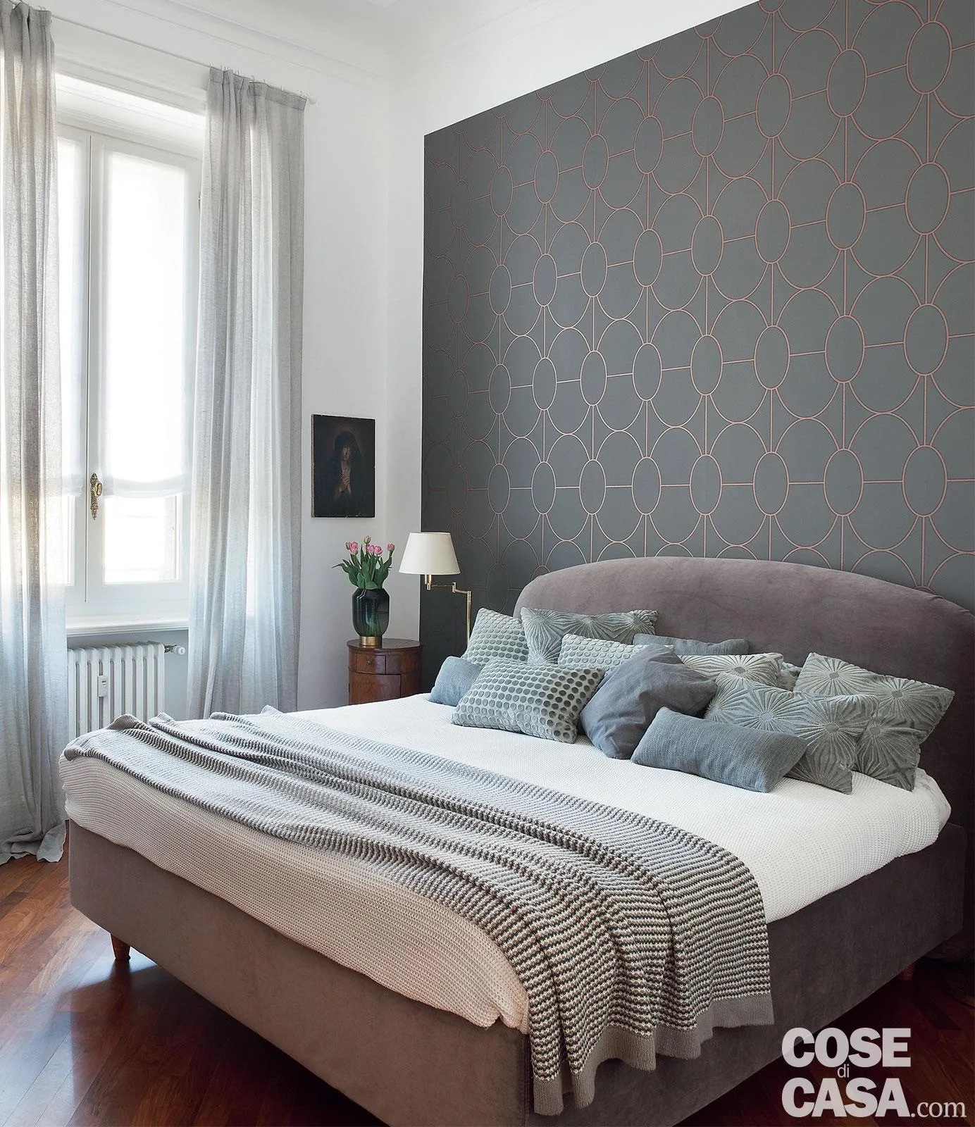 Nella camera matrimoniale sulla parete dietro il letto, la tappezzeria è di Cole & Son (cole-and-son.com).
Progetto: arch. Claudia Ponti, Milano
Foto: Cristina Fiorentini. Nella camera matrimoniale sulla parete dietro il letto, la tappezzeria è di Cole & Son (cole-and-son.com).
Progetto: arch. Claudia Ponti, Milano
Foto: Cristina Fiorentini.