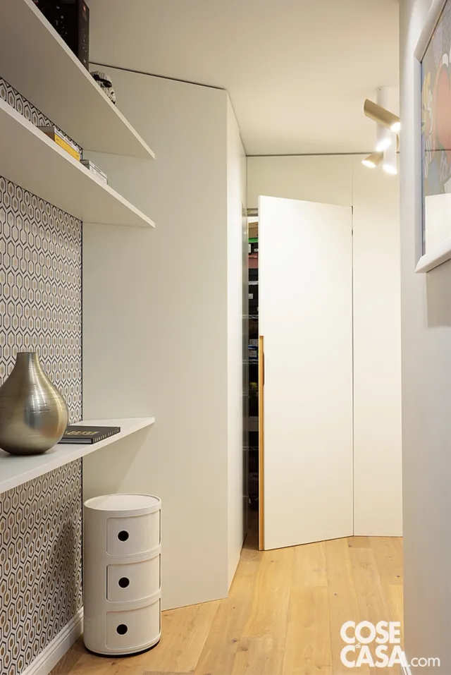 All’ingresso la carta da parati è il modello Hick’s Hexagon di Cole & Son (cole-and-son.com). Progetto: Alb.a Studio, arch. Francesca Albertario, www.alba-studio.com
Foto: Cristina Galliena Bohman
Styling: Laura Mauceri All’ingresso la carta da parati è il modello Hick’s Hexagon di Cole & Son (cole-and-son.com). Progetto: Alb.a Studio, arch. Francesca Albertario, www.alba-studio.com
Foto: Cristina Galliena Bohman
Styling: Laura Mauceri