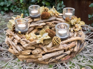Christmas,Centerpiece,Created,With,Wood,And,Pine,Cones,,4,Candles,