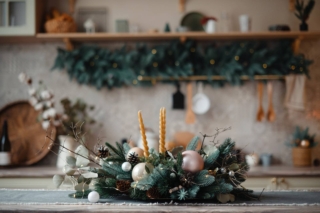 A,Festive,Christmas,Centerpiece,With,Candles,,Pine,Branches,,And,Ornaments