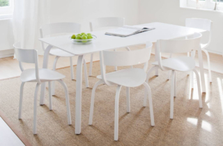 Le sedie della serie 404 di Thonet, con le gambe e i braccioli curvati che si innestano dal basso nella seduta ergonomica, danno vita ad una zona pranzo luminosa e fresca grazie alla struttura in legno di faggio laccato bianco. Sono abbinate al grande tavolo 1404 con una forma leggera messa in evidenza dalla laccatura. www.thonet.de