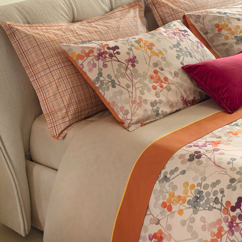 Il completo lenzuola matrimoniale Bacche di Fazzini è composto da un lenzuolo sopra, da uno sotto e da due federe in percalle di puro cotone tinta unita e stampato in digitale con un motivo di rami e piccoli frutti invernali stilizzati. Prezzo 175 euro. https://www.fazzinihome.com