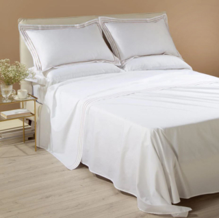 Fascino senza tempo per il completo lenzuola matrimoniale Melodie di Caleffi prodotto in pregiato raso di puro cotone bianco. É composto da due lenzuoli e da due federe decorati da sottili righe nella variante Naturale. Prezzo 162 euro. https://www.caleffionline.it