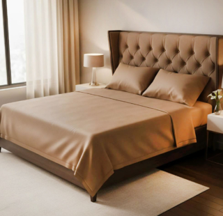 Una raffinata sfumatura marrone nocciola per il completo letto matrimoniale di Kasanova che è realizzato in raso di cotone, con una trama e un comfort simile alla seta, che lo rende traspirante, morbido e piacevole al tatto. È composto da due federe, un lenzuolo con angoli e un lenzuolo piano tinta unita con un texture liscia e lucente. Prezzo 49,90 euro. https://www.kasanova.com