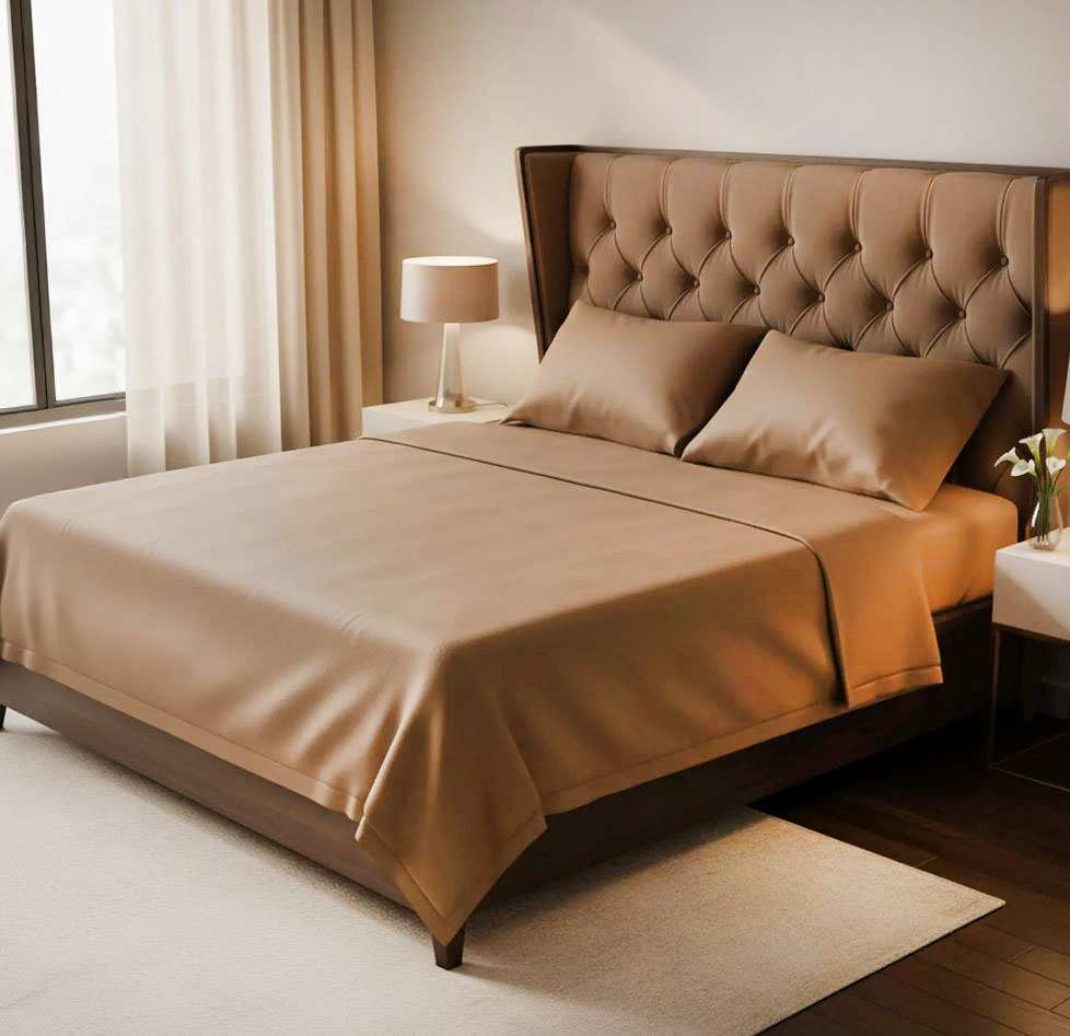 Una raffinata sfumatura marrone nocciola per il completo letto matrimoniale di Kasanova che è realizzato in raso di cotone, con una trama e un comfort simile alla seta, che lo rende traspirante, morbido e piacevole al tatto. È composto da due federe, un lenzuolo con angoli e un lenzuolo piano tinta unita con un texture liscia e lucente. Prezzo 49,90 euro. https://www.kasanova.com