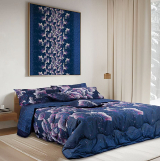Il completo letto matrimoniale Twilight della Linea Premium di Happidea è scenografico grazie alla  intensa colorazione blu scuro e al decoro che ricorda un fuoco d'artificio. È prodotto in Italia in puro cotone naturale ed è composto da un lenzuolo sopra stampato, da due federe e da un lenzuolo con angoli tinta unita. Prezzo 79 euro. https://casahomewear.com