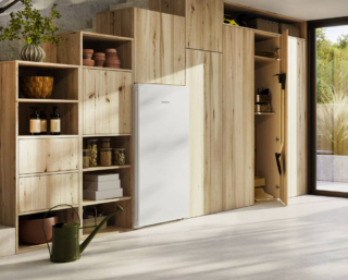 In classe di efficienza A, il congelatore verticale No Frost FNa 6635 di Liebherr ha comandi semplici e intuitivi grazie al display tattile e SmartDeviceBox integrabile per essere reso smart e quindi gestibile da remoto. Capiente 260 litri, ha capacità di congelamento nelle 24 ore di 17 kg e tempo di conservazione in caso di blackout di 18 ore. Ha una rumorosità di soli 33 decibel. Misura L 70 x P 76 x H 145,5 cm. Prezzo 1.989 euro. https://www.liebherr.com/it-it/frigoriferi-congelatori/apparecchiature-3257349