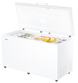 In classe energetica D, il congelatore a pozzo HCE520D di Haier ha una capacità netta totale di 508 litri. Regolabile tramite display elettronico, ha 3 cestelli in metallo per la sistemazione degli alimenti e ha funzione di congelamento rapido. Ha una capacità di conservazione in caso di blackout fino a 25 ore. Misura L 154,5 x P 75 x H 89 cm. Prezzo 1.299 euro. www.haier-europe.com