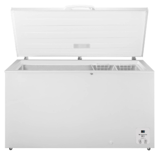 Capiente 420 litri, il congelatore a pozzetto FT546D4AWLYE di Hisense è dotato di cestini flessibili in filo metallico che consentono una sistemazione agevole degli alimenti che rimangono a portata di mano. Montato su ruote, ha display elettronico e apertura del coperchio che mantiene inclinazione tra 30° e 60° senza doverlo reggere con le mani. In classe E. Ha capacità di congelamento di 20 kg in 24 ore. Misura L 145 x P 72 x H 85,5 cm. Prezzo 599 euro. www.hisense.com