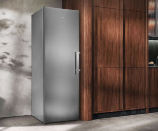 L'armadio congelatore verticale Serie 7000 OAG7M281DX di Aeg in classe di efficienza energetica D, con un consumo di 248 kWh/anno, ha tecnologia No Frost MultiFlow che garantisce una temperatura e un'umidità stabili in tutto il vano. In estetica inox, ha di 280 litri, con una capacità di congelamento di 14 kg/24 h, distribuiti su sei cassetti. Il compressore Inverter assicura un funzionamento efficiente e silenzioso a 42 dB(A) e il pannello di controllo digitale mostra informazioni istantanee sulle regolazioni. Misura L 59,5 x P 65 x H 186 cm. Prezzo 1.299,99 euro. www.aeg.it