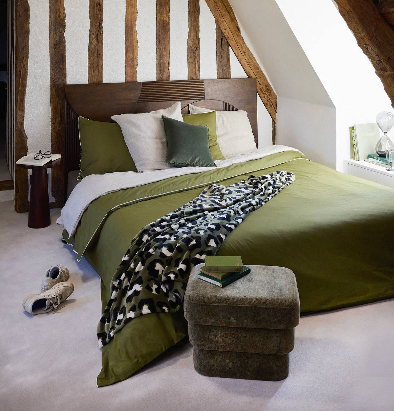 La parure da letto Antonia di Maisons du Monde è composta da un copripiumino, chiuso da bottoni trasparenti, e da due federe coordinate, tutti realizzati in puro cotone biologico in una ricercata colorazione verde oliva. È presente uno sbieco piatto a contrasto in colore bianco. Prezzo 89,99 euro. https://www.maisonsdumonde.com