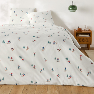 Una delicata stampa di sciatori su fondo bianco per il completo matrimoniale Tout Schuss di La Redoute Interieurs. È composto da un copripiumone e da due federe quadrate, tutti realizzati in puro cotone riciclato con certificazione OEKO-TEX® Standard 100. Prezzo 44,99 euro. https://www.laredoute.it