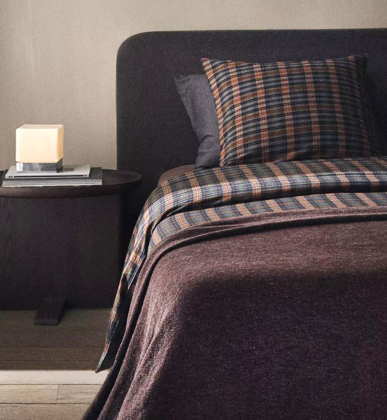 Il copripiumino di Zara Home è realizzato in morbida flanella di cotone organico certificato OCS, decorata da un motivo a quadri in contrasto. Misura L 260 x P 240 cm. Prezzo 89,99 euro. Sono disponibili le federe coordinate, misurano L 50 x P 75 cm, prezzo 39,99 euro (per il set da 2 pezzi). https://www.zarahome.com