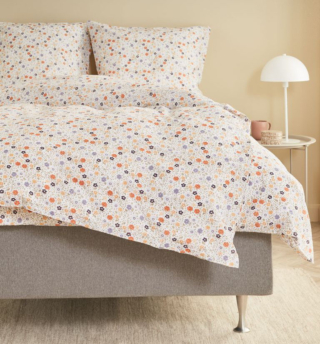 Il set copripiumino matrimoniale Alicia di Jysk, realizzato in 100% cotone, è stampato a pigmento con un delicato motivo floreale multicolore su fondo bianco. É composto da un copripiumino e due federe coordinate. Prezzo 37,50 euro. https://jysk.it