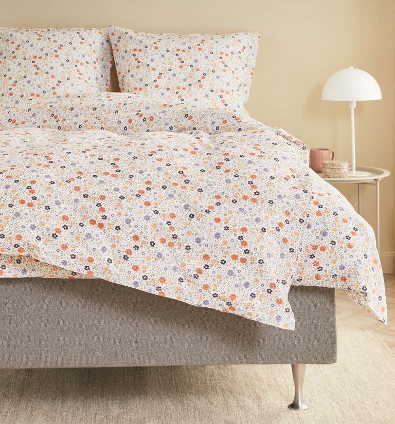 Il set copripiumino matrimoniale Alicia di Jysk, realizzato in 100% cotone, è stampato a pigmento con un delicato motivo floreale multicolore su fondo bianco. É composto da un copripiumino e due federe coordinate. Prezzo 37,50 euro. https://jysk.it